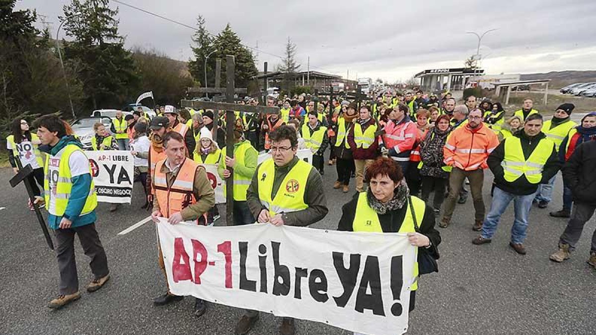 Los manifestantes desplegaron pancartas en las que exigían la liberalización inmediata de la autopista.-RAÚL G. OCHOA