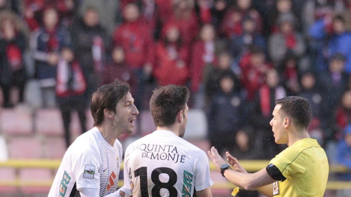 Borda discute con el colegiado tras el partido ante el Mirandés.-SANTI OTERO