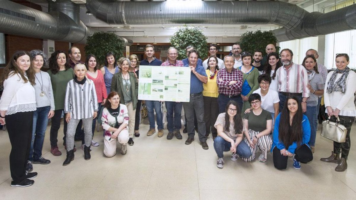 Cerca de 30 personas acudieron a la comida benéfica que se desarrolló en la residencia universitaria Camino de Santiago.-ISRAEL L. MURILLO