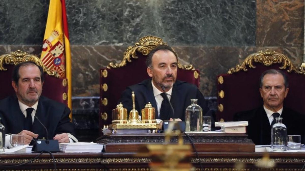 os tres magistrados del Tribunal Supremo que compusieron la vista del caso Nóos. De izquierda a derecha: Andrés Martínez Arrieta, Manuel Marchena y Miguel Colmenero.-EFE
