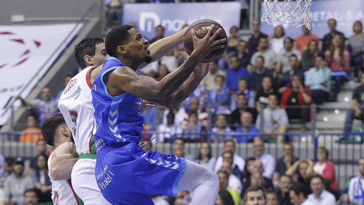 Frazier fuerza la penetración ante Vildoza, ayer.-SANTI OTERO