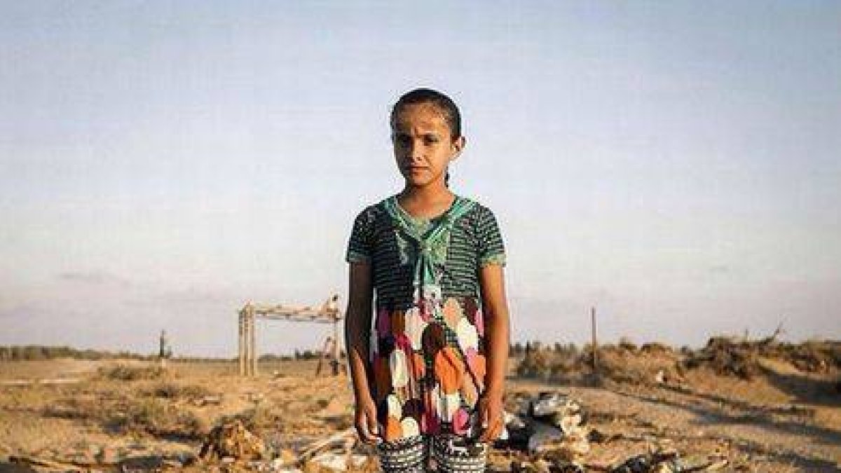 Una niña palestina, en lo que hasta el pasado verano era su habitación.-Foto: TWITTER / ANNE PAQ