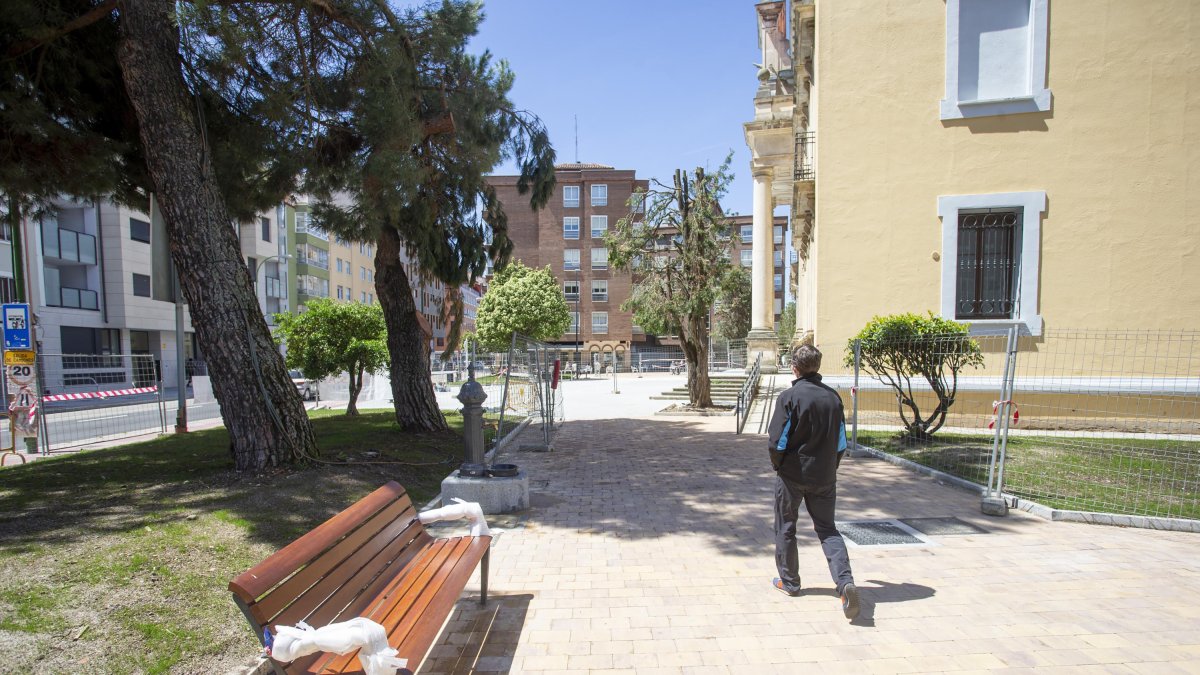 La remodelación de la plaza de San José Obrero, junto a San Pedro Cardeña, está a punto de finalizar. SANTI OTERO