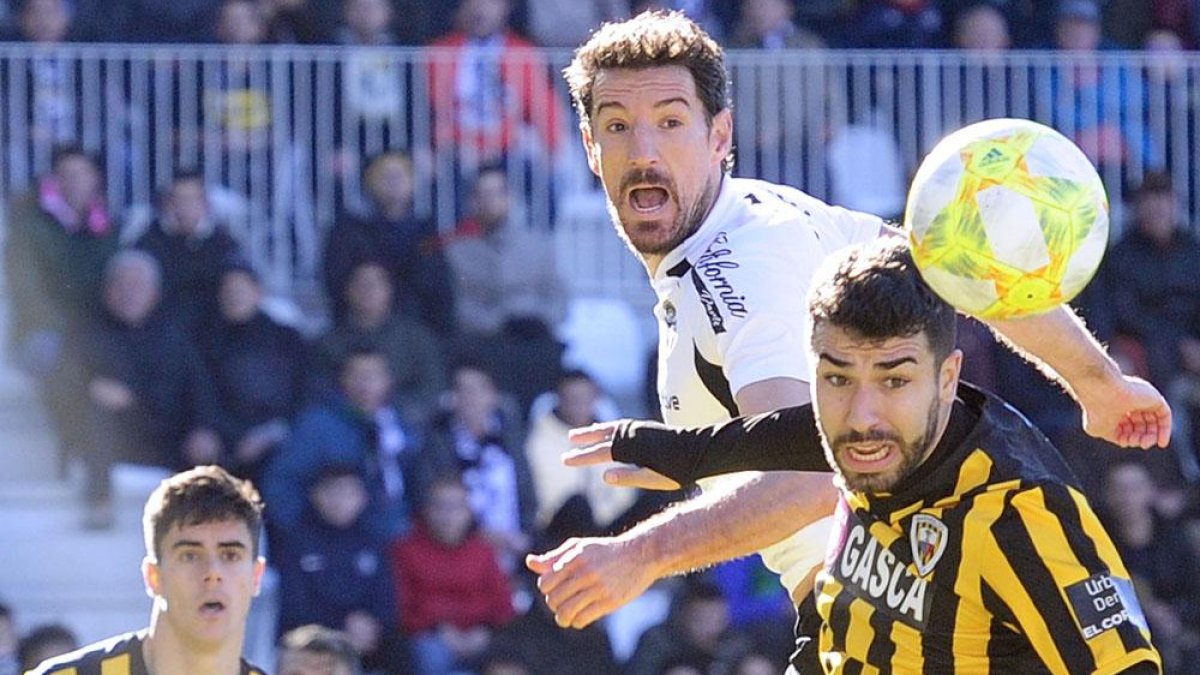 Toché cabecea un balón en el choque contra el Barakaldo-I. L. Murillo