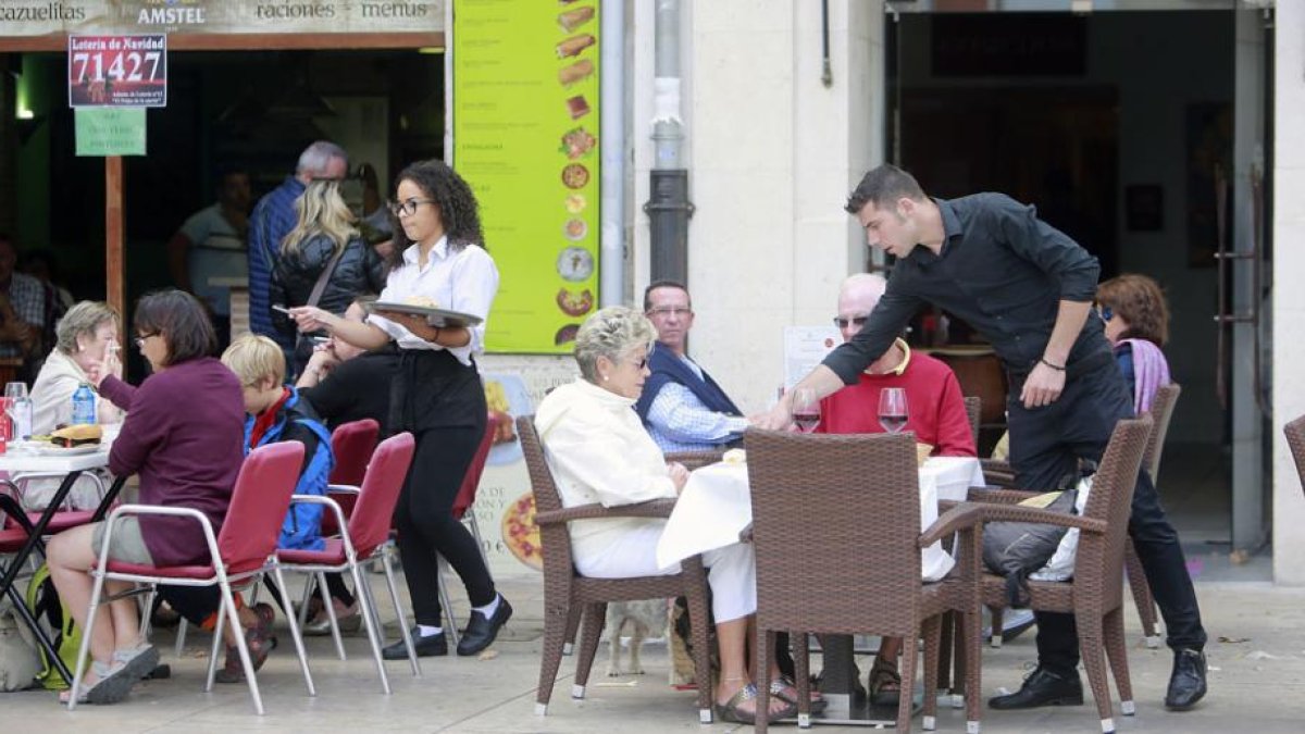 Las áreas de restauración y comercio son las que más contrataron el año pasado, 22.663, y en los que mayor hueco encuentran las mujeres (14.294).-RAÚL G. OCHOA