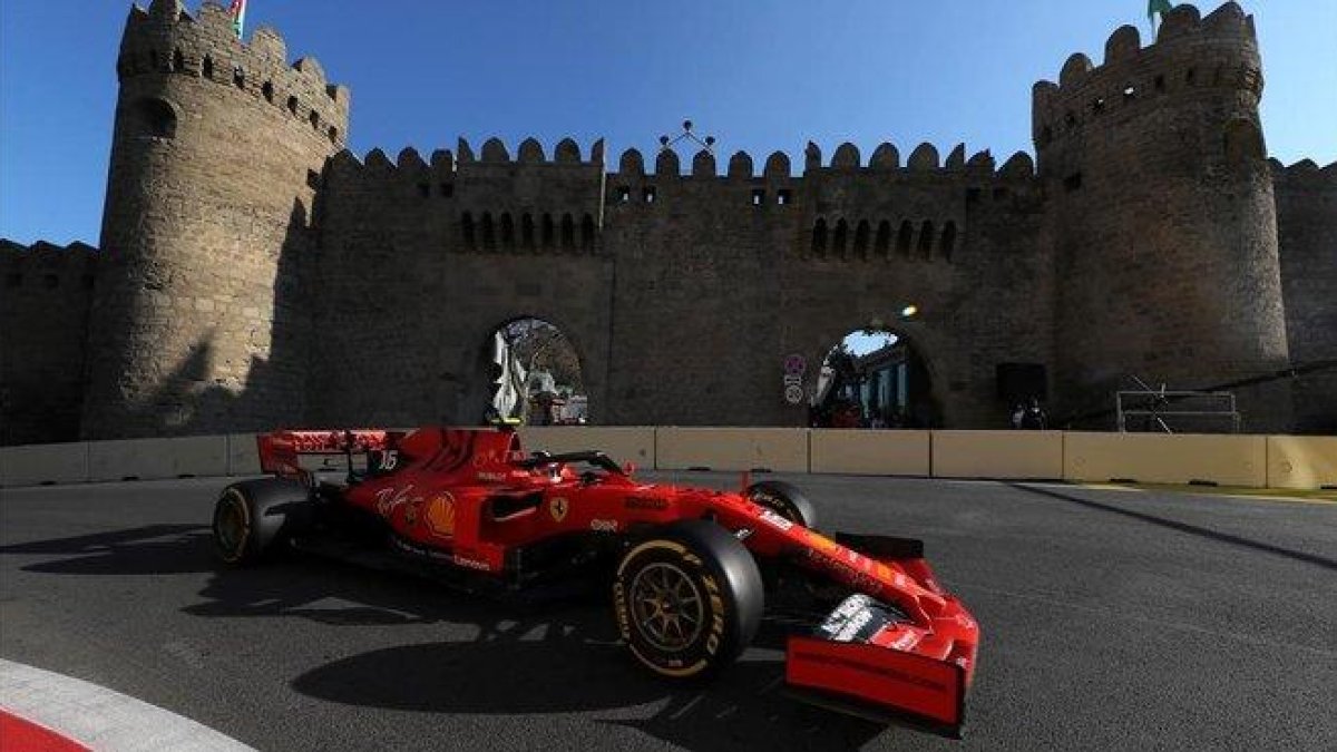 Charles Leclerc (Ferrari) ha sido, hoy, en Baku, el más veloz.-REUTERS / ANTON VAGANOV