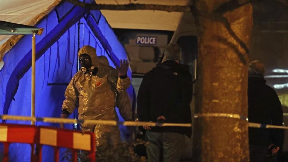 Un agente especial de la policía en la zona donde se produjo el envenenamiento del espía Sergei Skripal y de su hija Yulia.-/ AP / STEVE PARSONS