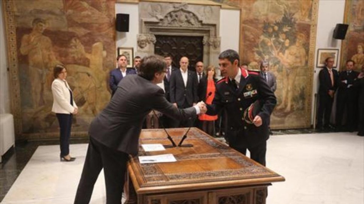 Carles Puigdemont y Josep Lluís Trapero, en una imagen de archivo.-/ DANNY CAMINAL
