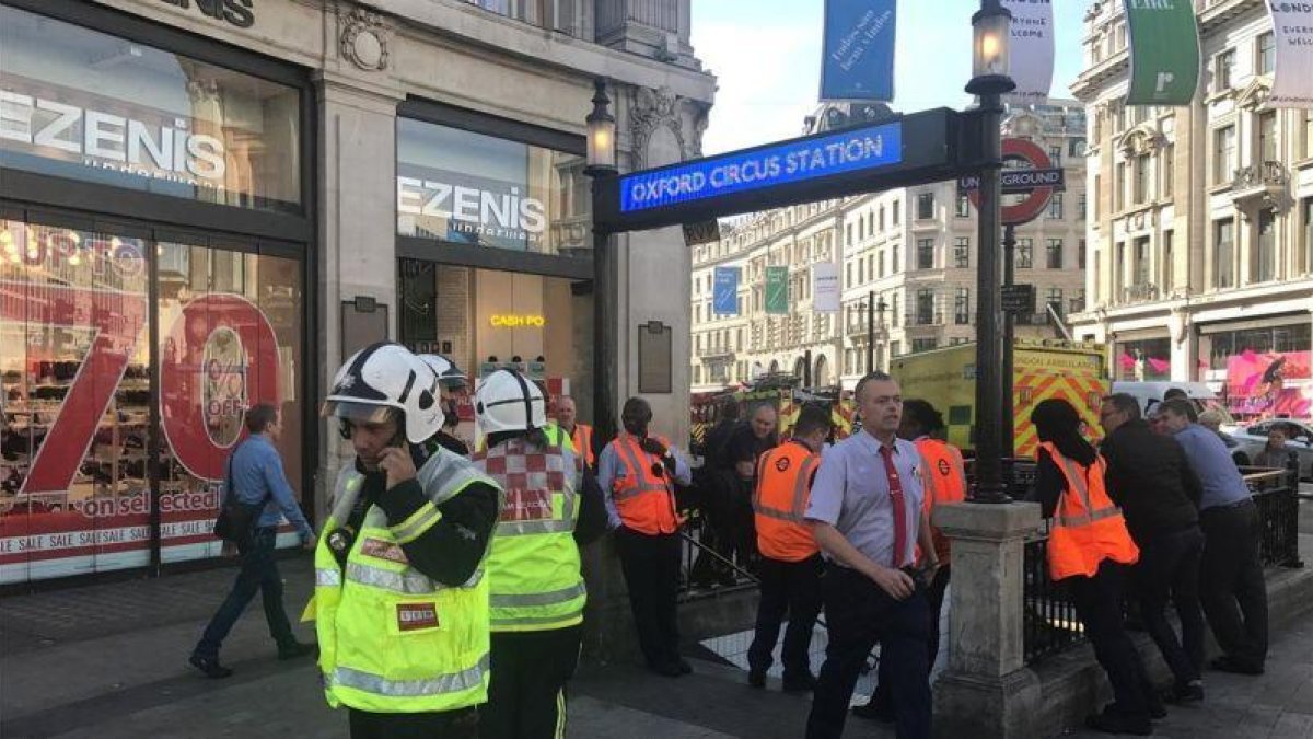 Bomberos frente a la estación de metro de Oxford Circus, en otro incidente el pasado 11 de agosto.-REUTERS