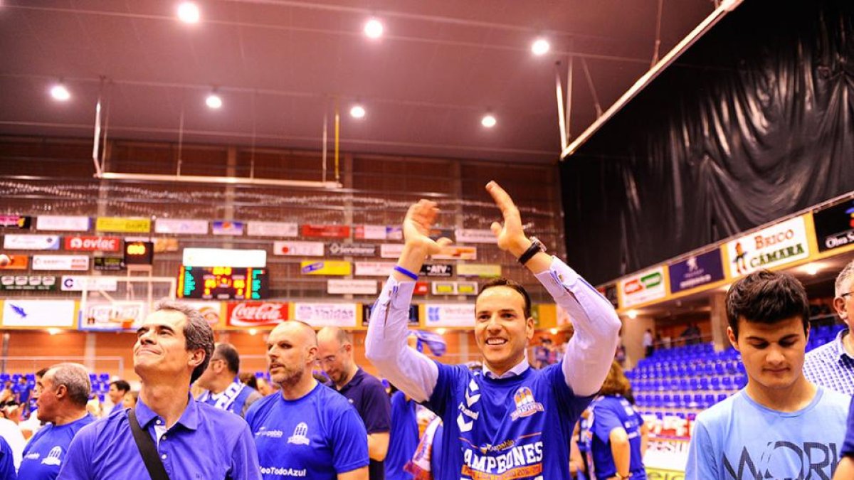Félix Sancho, presidente del CB Miraflores, celebra el ascenso a ACB logrado el pasado 9  de junio.-MARÍA GONZÁLEZ / CB MIRAFLORES
