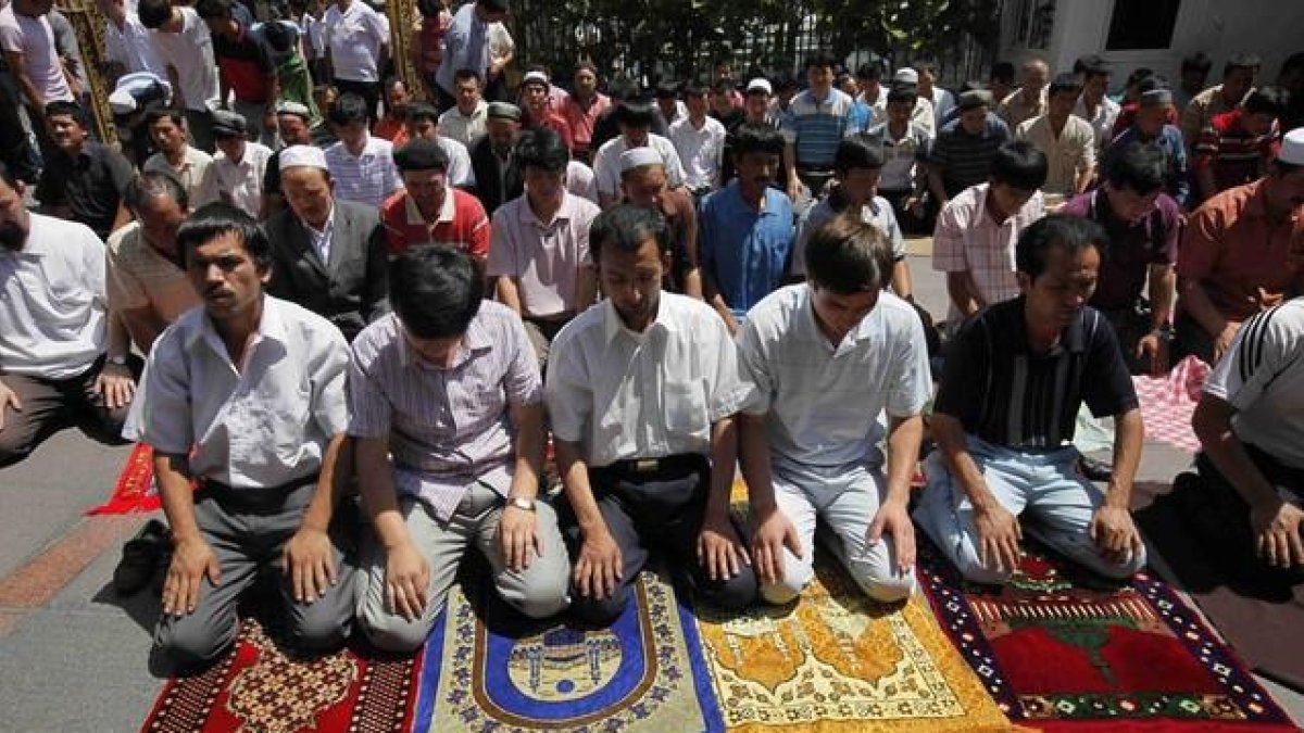 Hombres uigures rezan en una mesquita en Urumqi, en el oesta de la provincia china de Xinjiang.-EUGENE HOSHIKO / AP