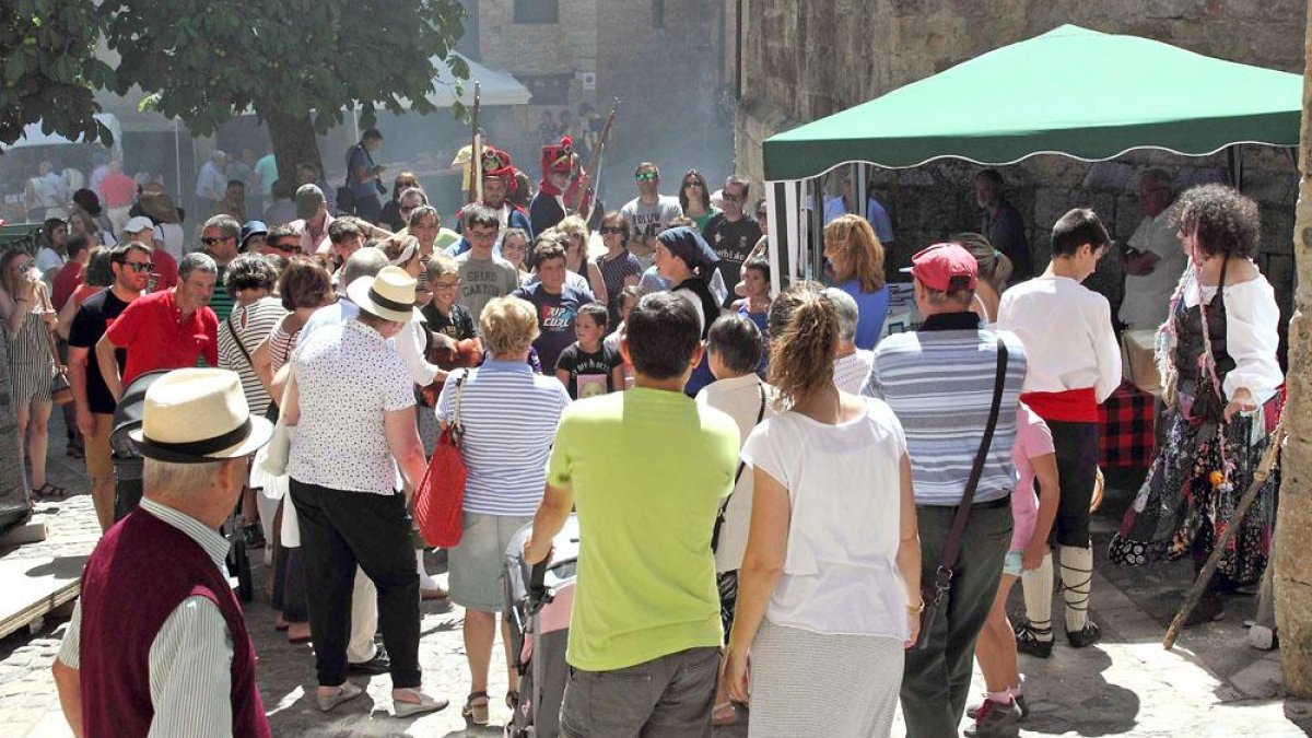 A la venta de productos de todo tipo en los puestos de la feria , volverán a sumarse propuiestas teatrales que animarán la villa pozana.-G. G.