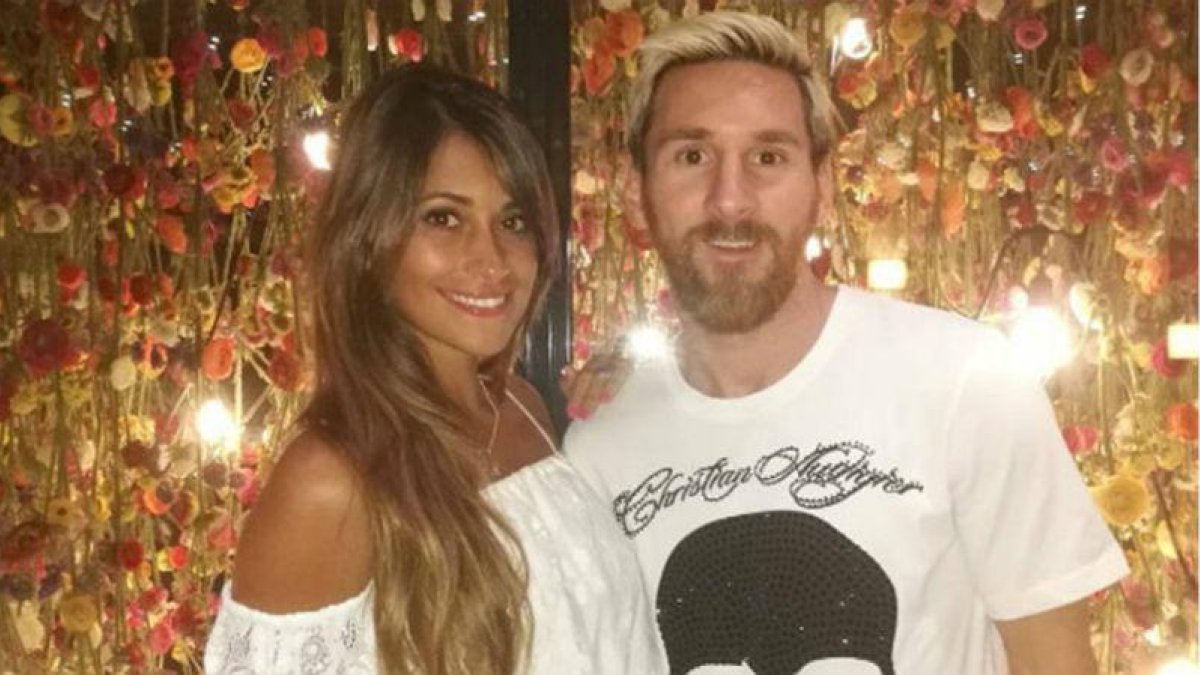 Leo Messi junto a Antonella Roccuzzo, su mujer, en el restaurante Bellavista.-INSTAGRAM