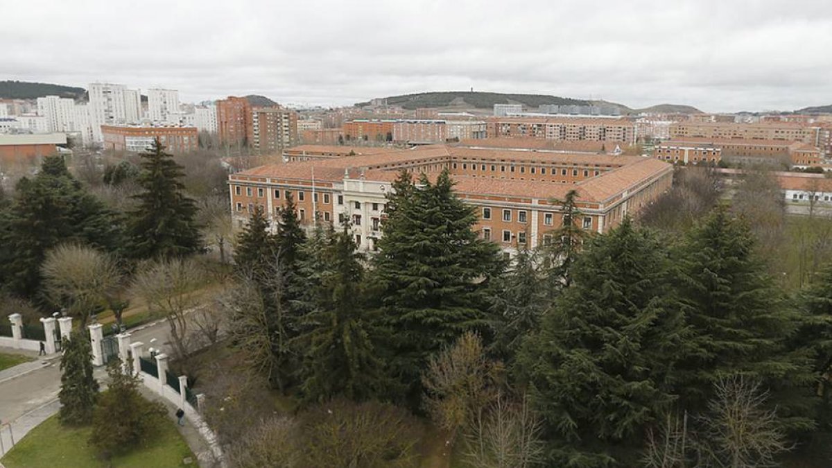 Acuartelamiento Diego Porcelos, sede de la División San Marcial. / ISRAEL L. MURILLLO