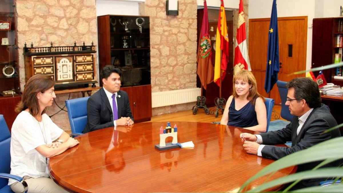 Un momento de la reunión en el despacho del rector con los responsables de la Tarlenton State University.-ECB