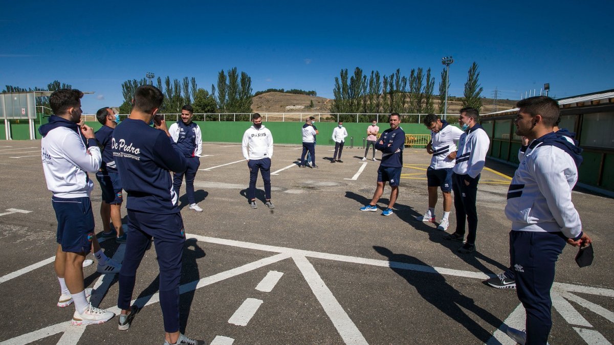Los árbitros y la expedición del Uxama esperan en Pallafría al cierre del acta, ayer. TOMÁS ALONSO