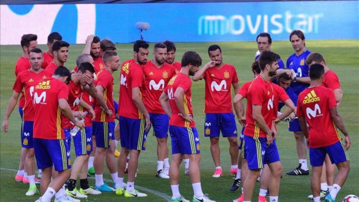 Julen Lopetegui, rodeado por sus jugadores en un entrenamiento de La Roja.-AFP / JOSÉ JORDÁN