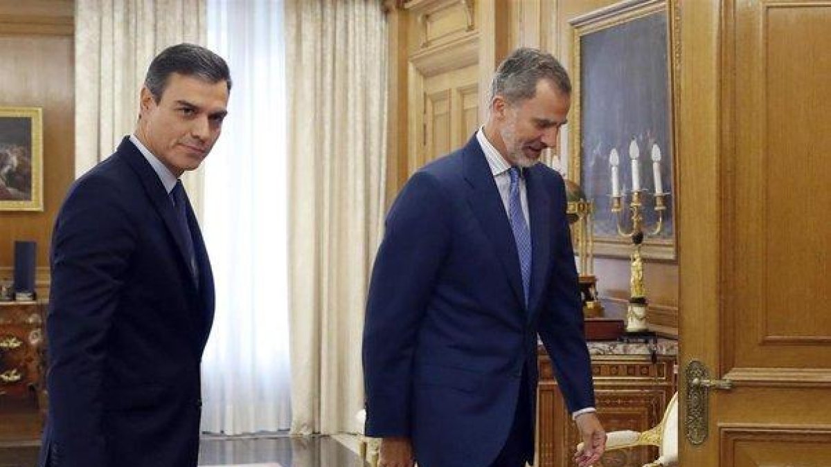 El presidente del Gobierno en funciones Pedro Sánchez y el Rey Felipe VI en la ronda de consultas de las pasadas elecciones.-EUROPA PRESS