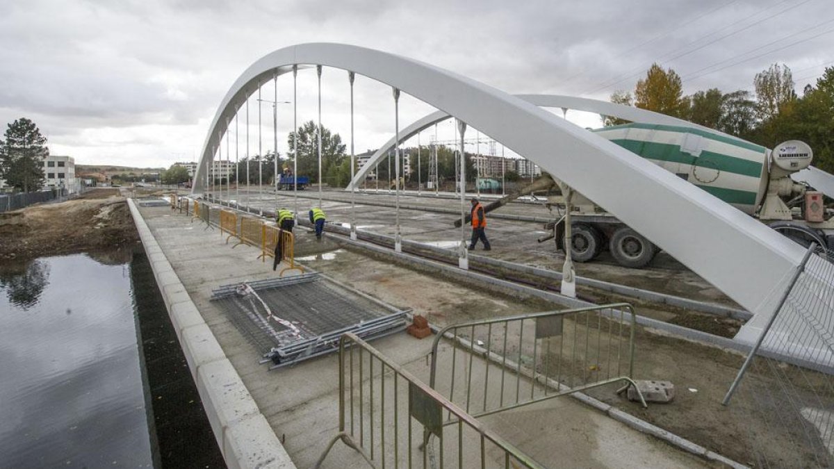 Las obras del puente de las Rebolledas presentaban ayer este estado ya con un primer asfaltado concluido.-ISRAEL L. MURILLO