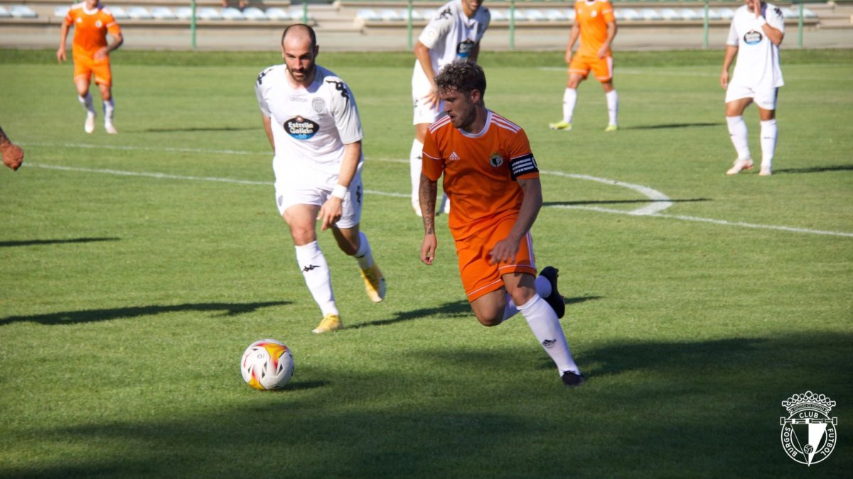 Juanma se escapa por velocidad en el partido ante el Lugo disputado en Astorga. TWITTER / @BURGOS_CF