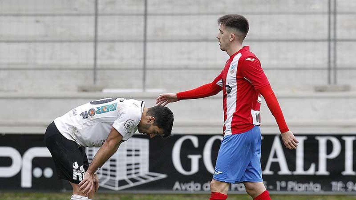 Chevi mira al suelo en el partido de la primera vuelta ante el Navalcarnero.-SANTI OTERO
