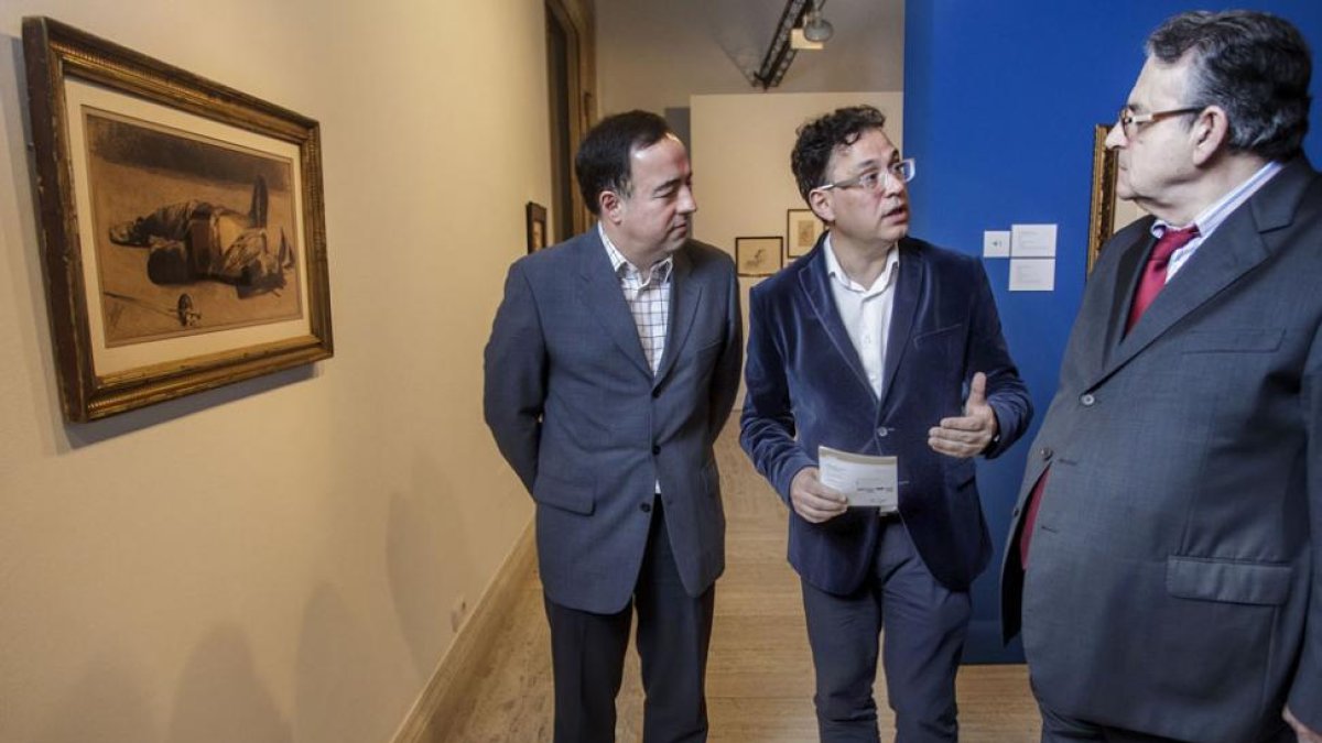 Javier del Campo (c.) se dirige a Manuel Cabello en presencia de Óscar Martínez y frente a una tinta negra de Fabres y Costa.-Santi Otero