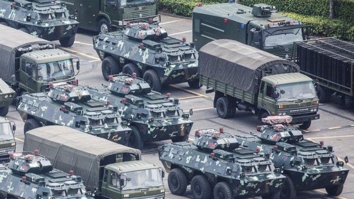 Fuerzas paramilitares chinas junto al estadio de Shenzhen.-THOMAS PETER