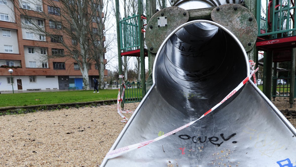 De la Rosa señala que el Ayuntamiento gasta 20.000 euros al mes en desinfectar paques infantiles y zonas deportivas. RAÚL G. OCHOA