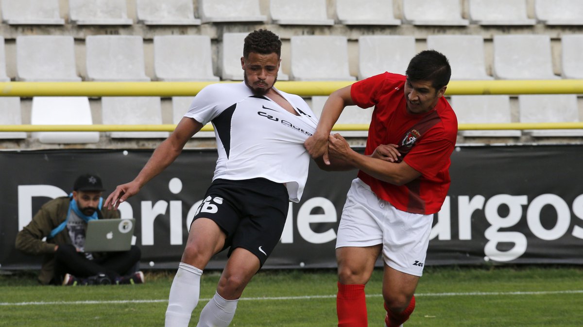 Burgos CF y Real Burgos jugaron un amistoso en El Plantío fruto del acuerdo firmado. Santi Otero