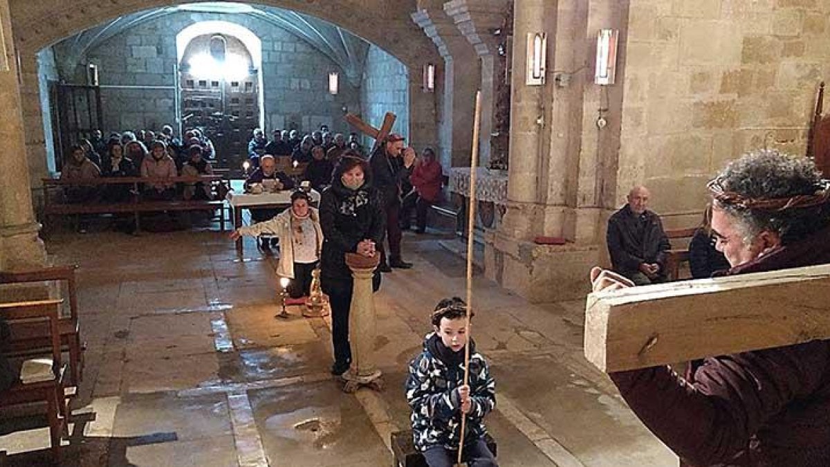 Niños y adultos participan en un ritual que a día de hoy ha desaparecido completamente de los actos tradicionales religiosos que se realizan en la comarca.-G. G.
