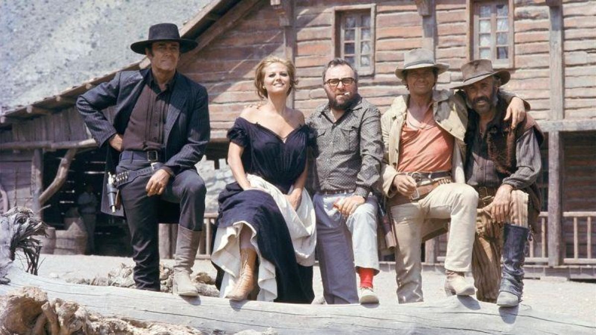 Henry Fonda, Claudia Cardinale, Sergio Leone, Charles Bronson y Jason Robards, durante el rodaje de Hasta que llegó su hora-EL PERIÓDICOAprovechando el cincuenta aniversario de ‘Hasta que llegó su hora’ (1968), el relato icónico que clausura la saga de Sergio Leone sobre la historia de Estados Unidos, la Cinemateca Francesa rinde homenaje a un cineasta adorado por el gran públ