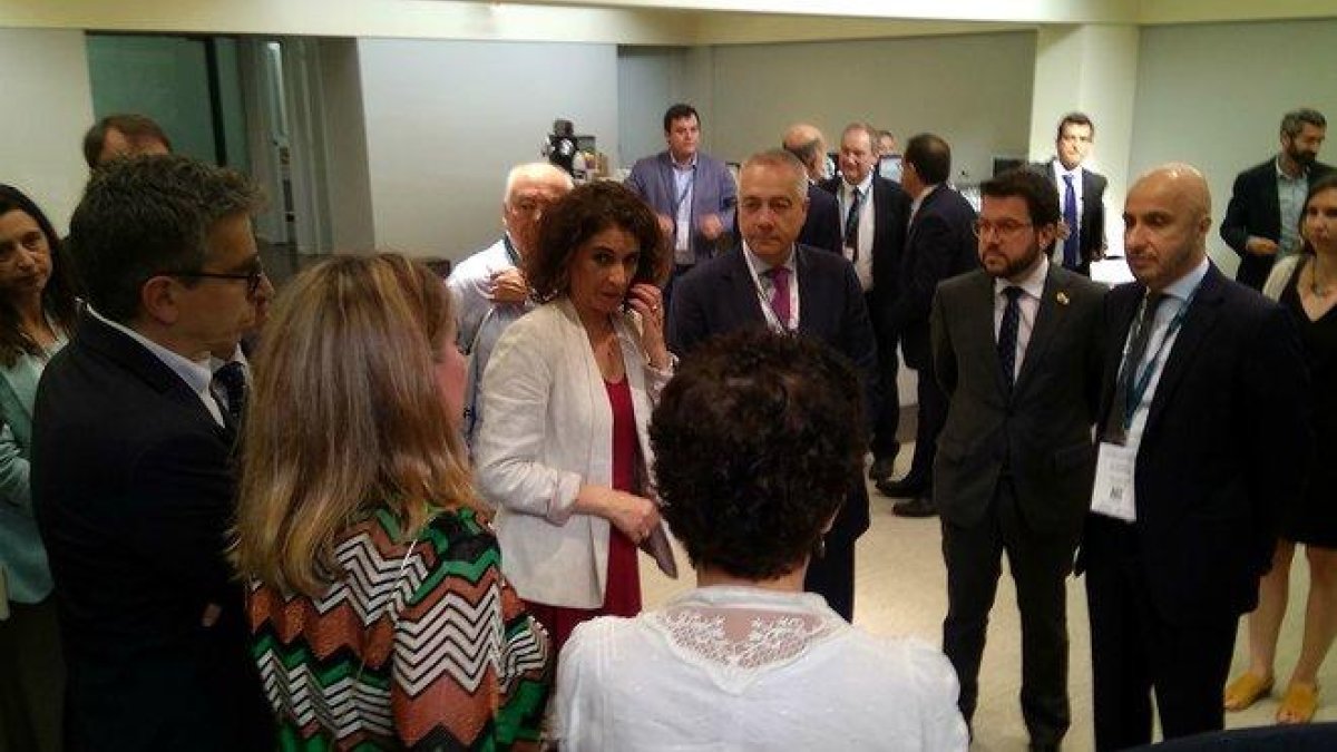 La ministra de Hacienda, María Jesús Montero, en la sala VIP de la Fira junto al presidente del SIL, Pere Navarro, y el vicepresidente del Govern, Pere Aragonés (segundo por la derecha).-