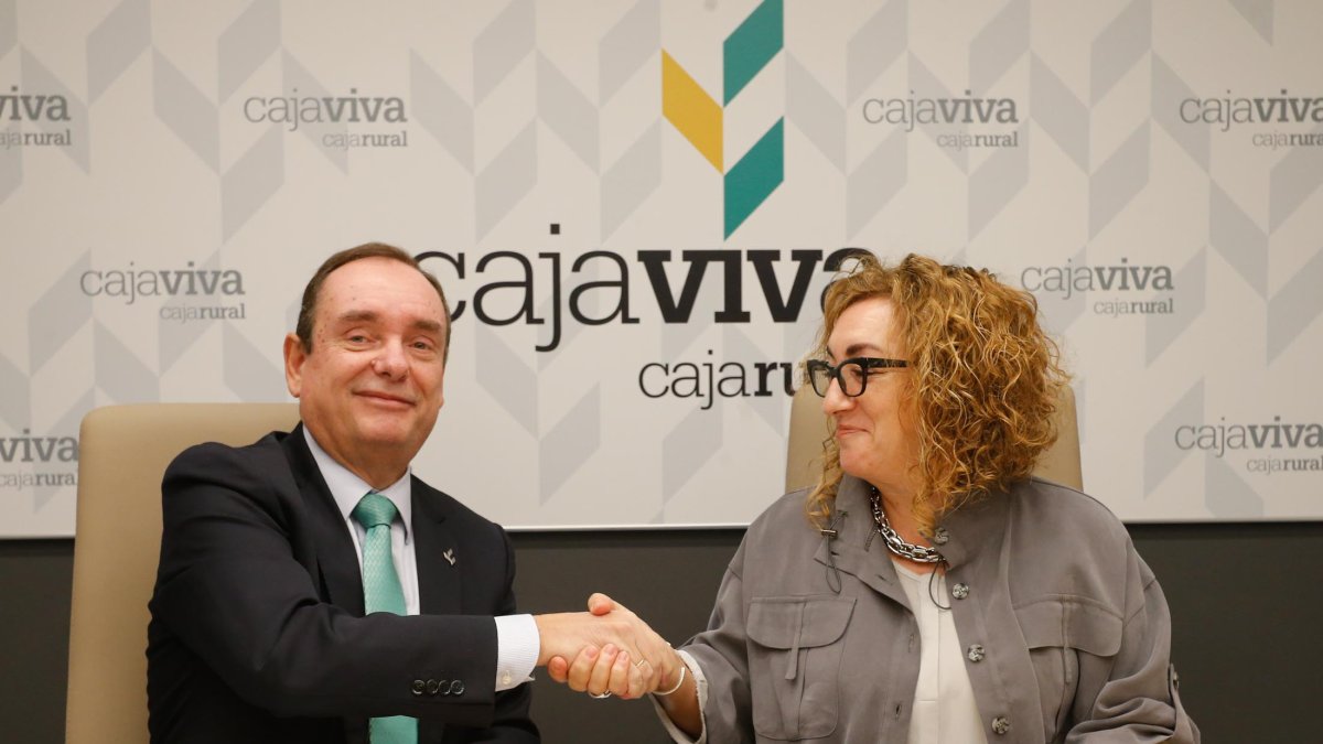 Ramón Sobremonte y Consuelo  Fontecha sellan el acuerdo. SANTI OTERO