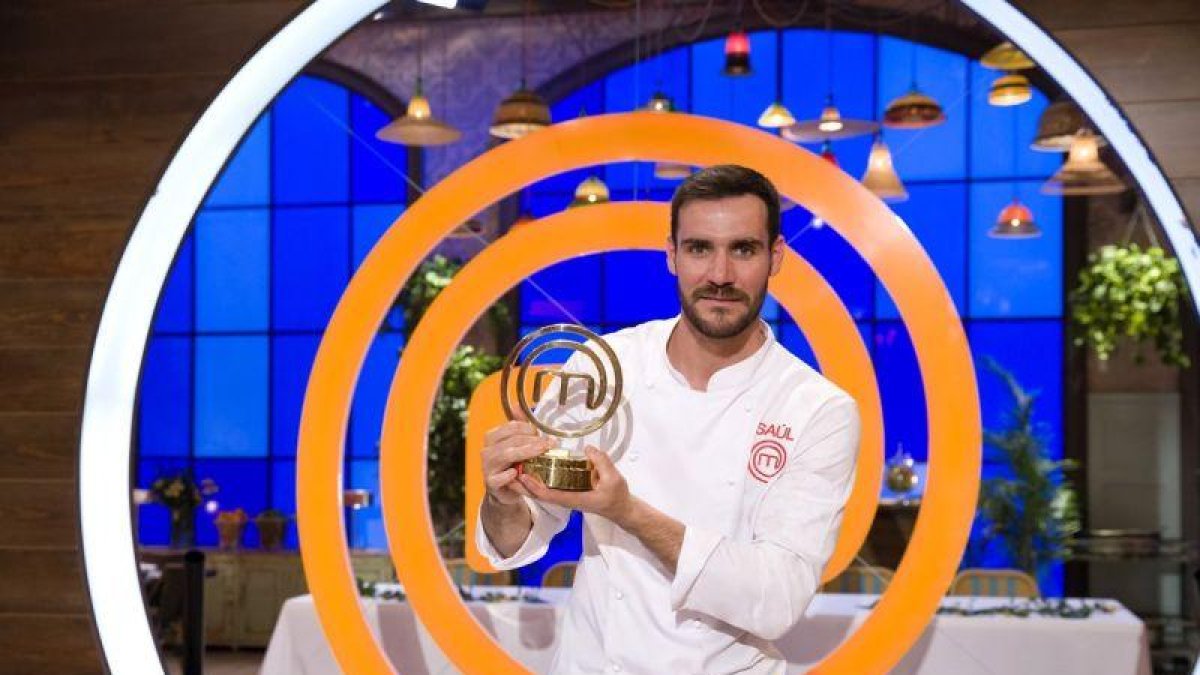 Saúl Craviotto, con el premio que le acredita como ganador de Masterchef celebrity 2.-RTVE
