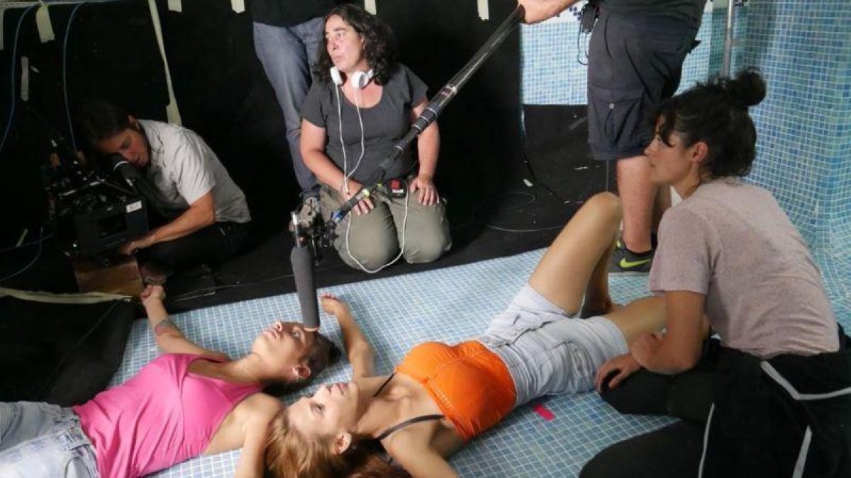 La realizadora Arantxa Echavarría (con auriculares) da instrucciones a su equipo.-EL PERIÓDICO