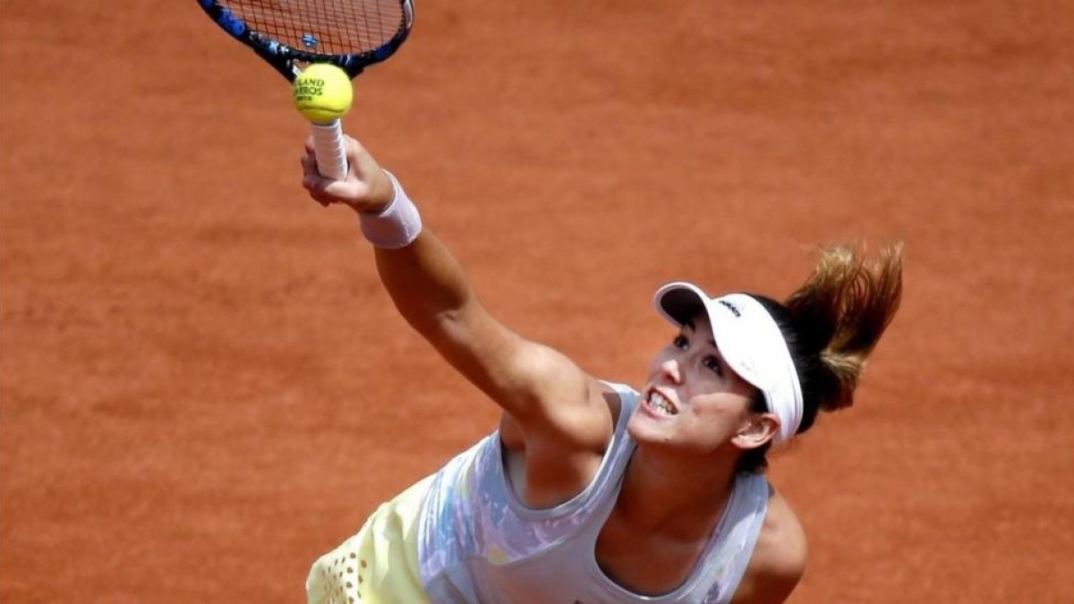 Garbiñe Muguruza, en acción ante la francesa Georges en la pista central de Roland Garros.-EFE / YOAN VALAT