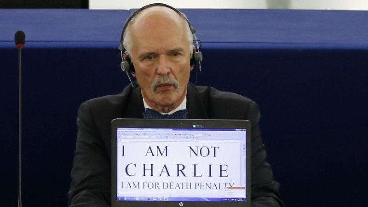 El eurodiparlamentario polaco Janusz Korwin-Mikke, en el 2015, pidiendo la pena de muerte en Europa.-VINCENT KESSLER / REUTERS