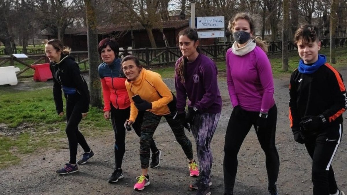 Un grupo de deportistas se prepara para participar en la San Silvestre virtual. FOTO CEDIDA POR LA ORGANIZACIÓN