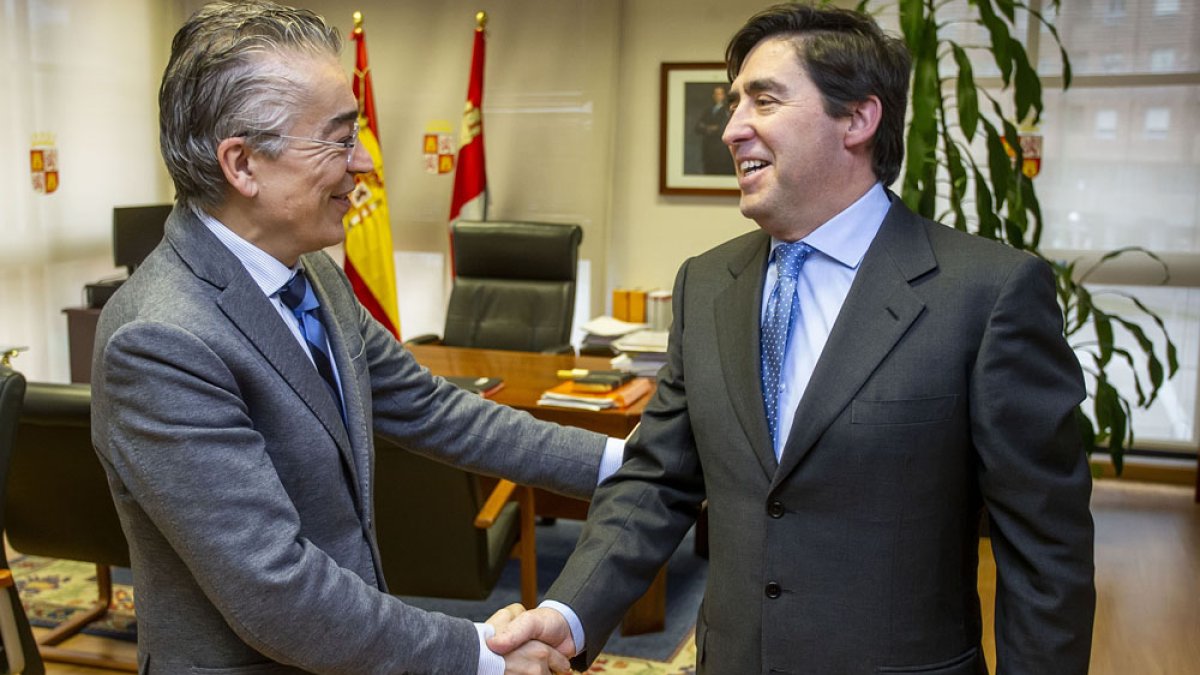 Sáiz (i) se comprometió a trasladar a las áreas con competencia en estos proyectos las peticiones del edil (d). S. O.