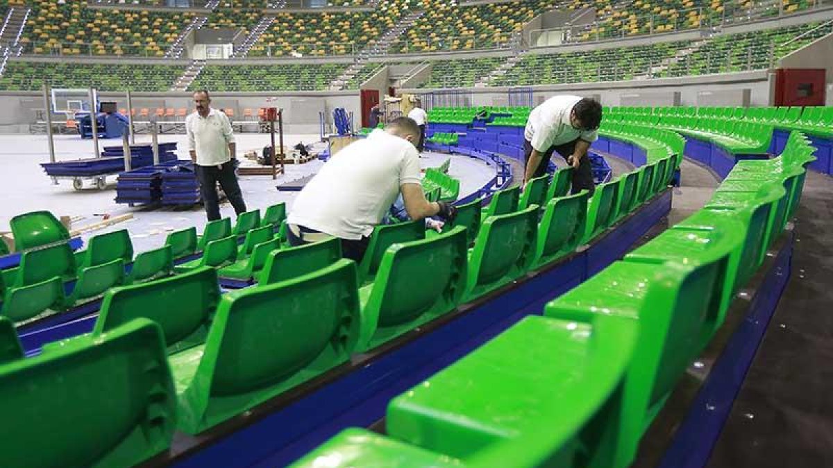 Los técnicos ultiman la instalación de la nueva grada, ayer, en el Coliseum.-RAÚL OCHOA