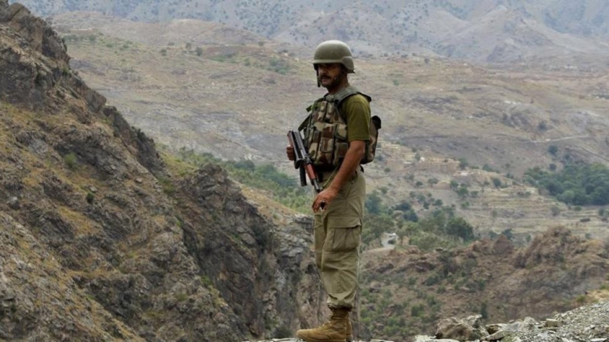Un soldado paquistaní monta guardia en el área tribal de Khyber, cerca del puesto fronterizo de Torkham entre Pakistán y Afganistán, el 15 de junio del 2016.-MUHAMMAD SAJJAD