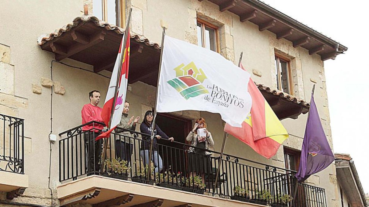 La bandera de Los Pueblos más Bonitos de España ondeó en el Consistorio.-G. G.