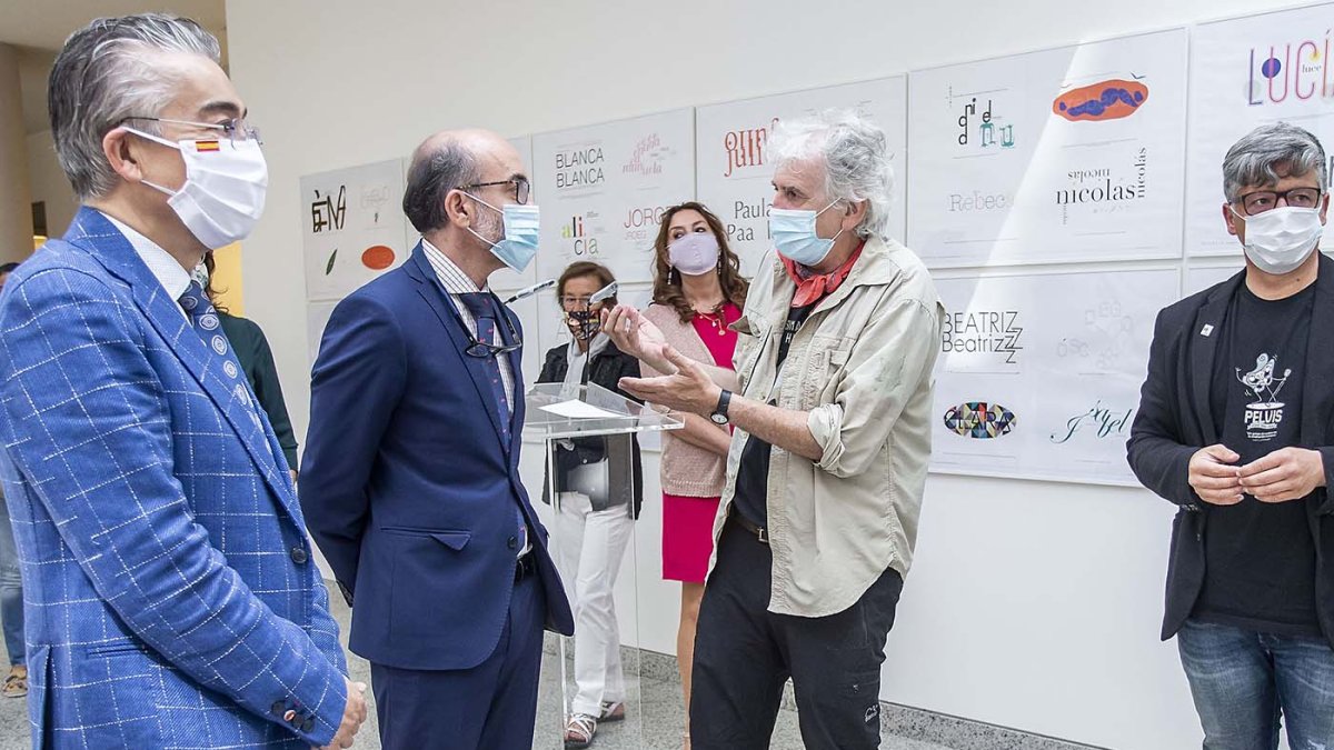 El delegado de la Junta, Roberto Saiz, y el consejero de Cultura, Javier Ortega, charlan con el director científico del MEH, Juan Luis Arsuaga. SANTI OTERO