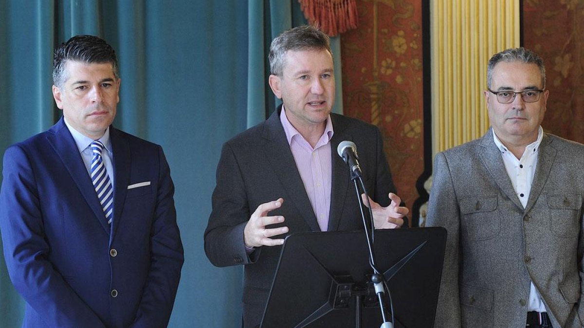 Vicente Marañón (Cs), Javier Lacalle (PP) y Ángel Martín (Vox) en un momento de la comparencencia de prensa celebrada ayer.-ISRAEL L. MURILLO