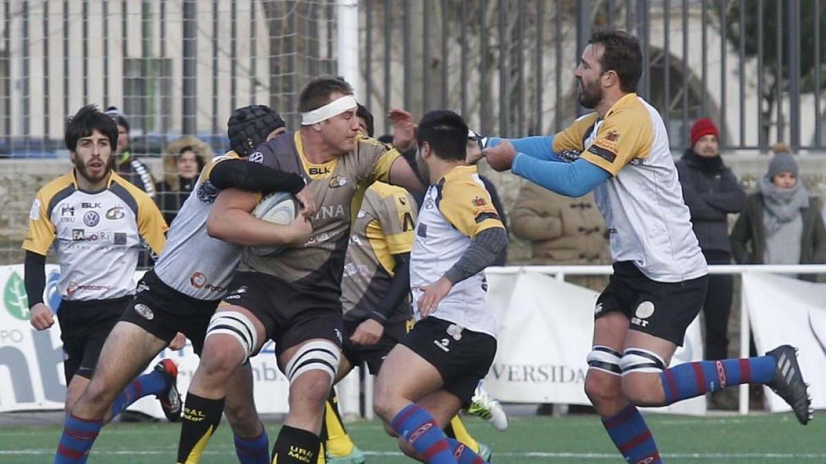 Ashcroft-Leigh protege el oval rodeado de contrarios.-SANTI OTERO