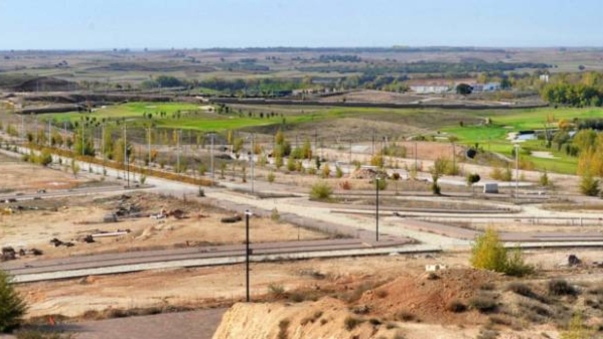 La urbanización, en primer término, se encuentra en este estado de abandono, mientras al fondo  se encuentra el campo de golf con el característico verde del césped cuidado.-ISRAEL L. MURILLO