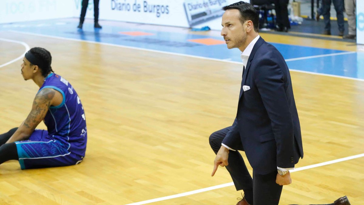 Sancho se arrodilla en la cancha del Coliseum tras el descenso. SANTI OTERO