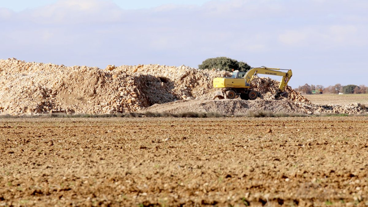 Obras iniciadas el año pasado en uno de los tramos de la A-11 en la provincia de Valladolid. ICAL