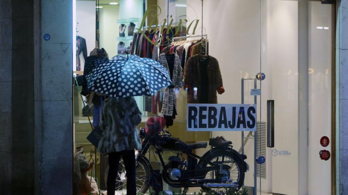 Un establecimiento del centro con el carte de rebajas en su escaparate ayer por la tarde.-RAÚL G. OCHOA