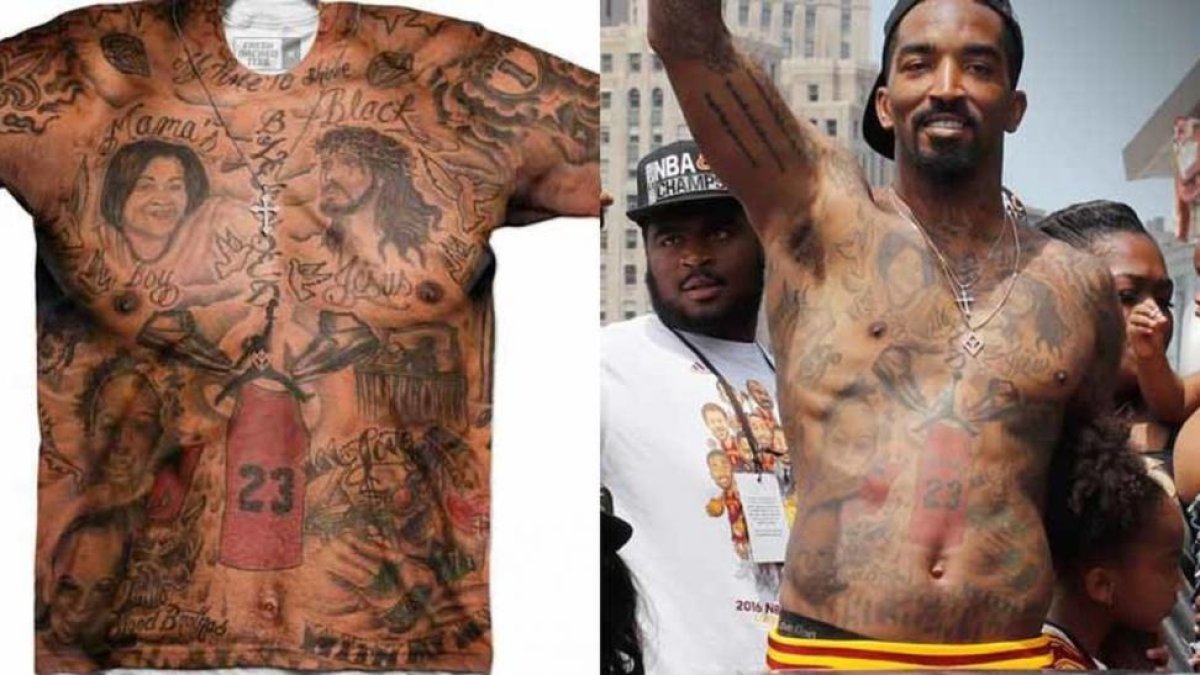 Imagen de la camiseta y del torso tatuado de JR Smith-